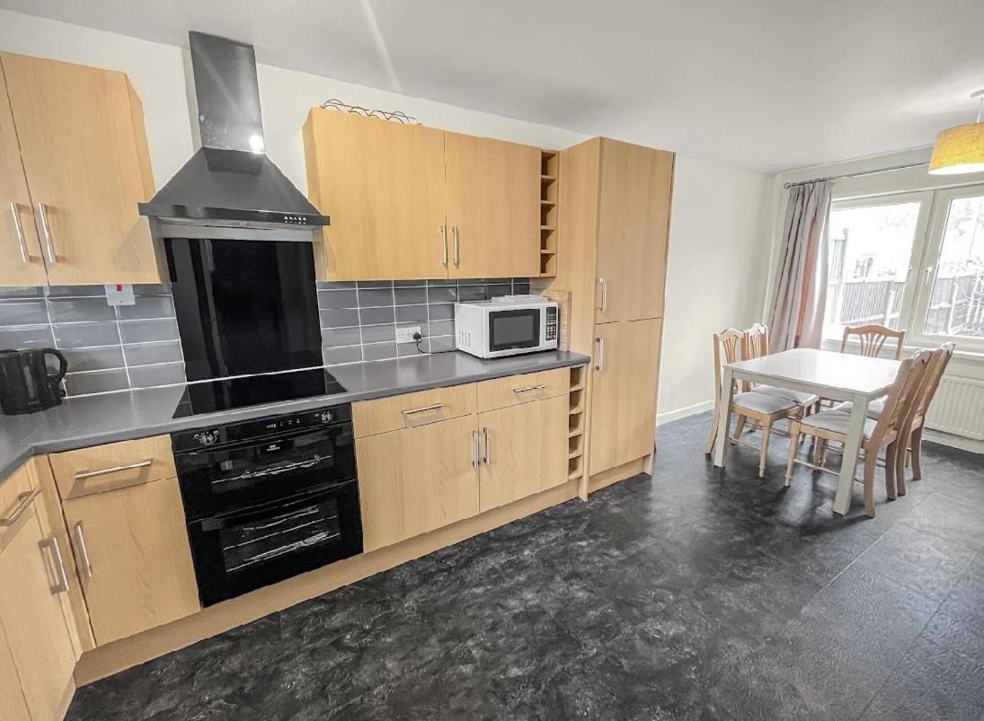 Spacious - 2 Double Bed - - Sleeps 6 - Free Parking * Hereford