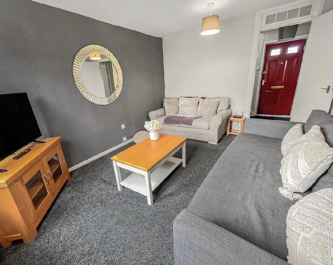 Spacious - 2 Double Bed - - Sleeps 6 - Free Parking Holiday home