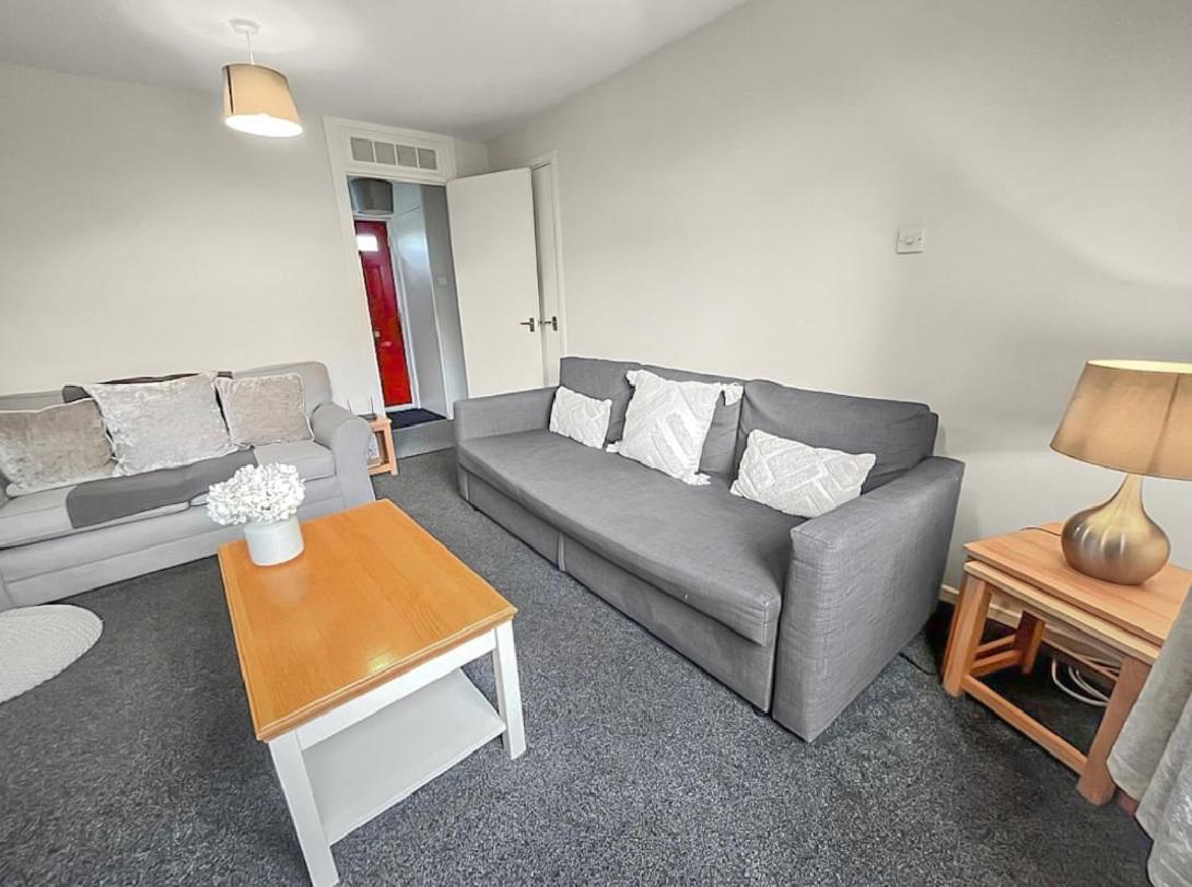 Spacious - 2 Double Bed - - Sleeps 6 - Free Parking Holiday home *