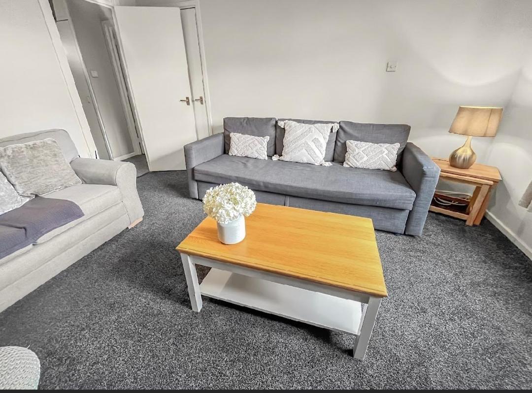 Spacious - 2 Double Bed - - Sleeps 6 - Free Parking *