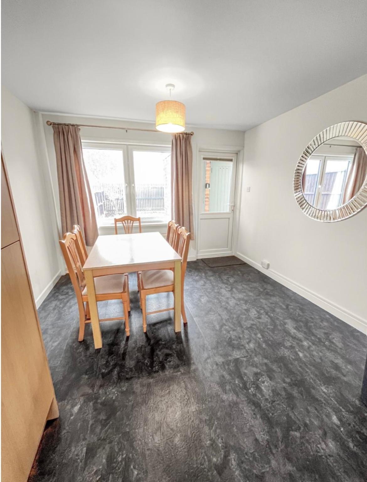Spacious - 2 Double Bed - - Sleeps 6 - Free Parking Hereford