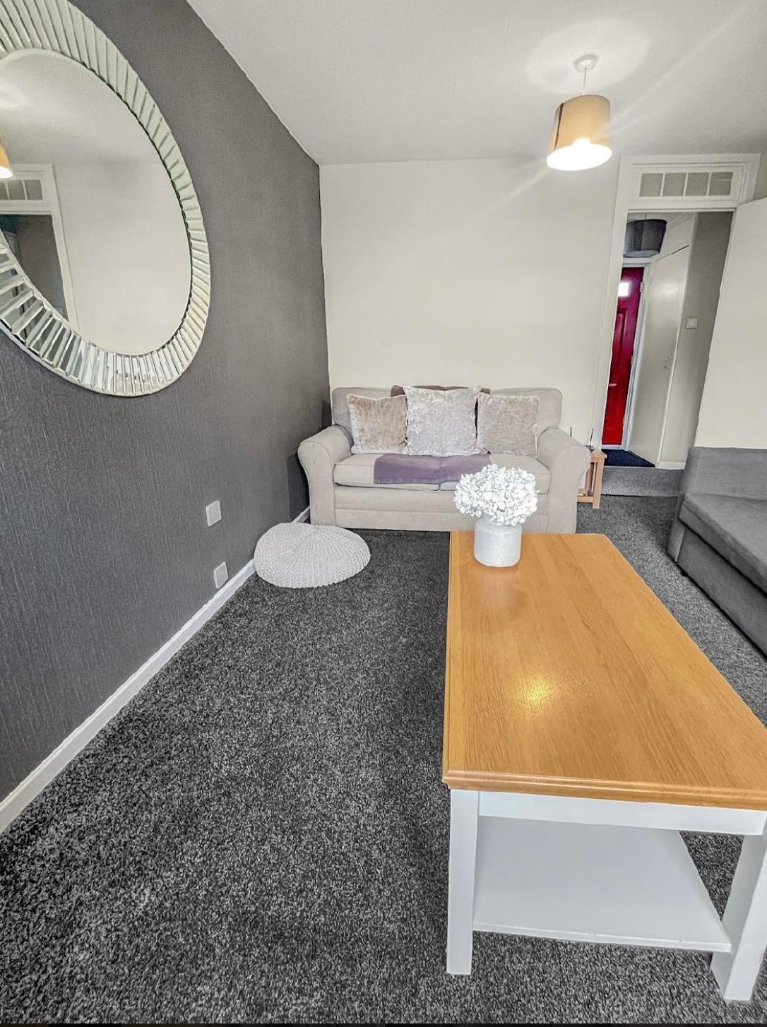 Spacious - 2 Double Bed - - Sleeps 6 - Free Parking Holiday home
