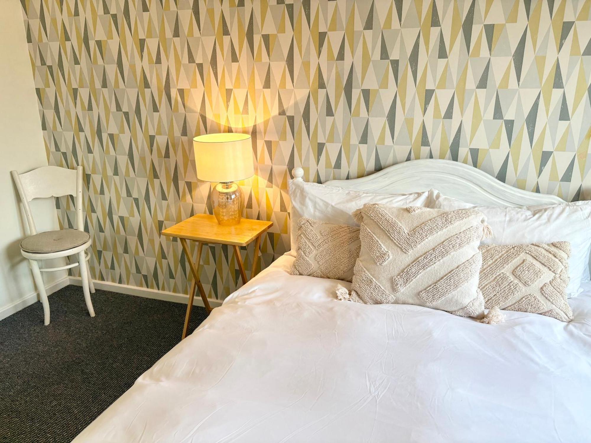 Spacious - 2 Double Bed - - Sleeps 6 - Free Parking