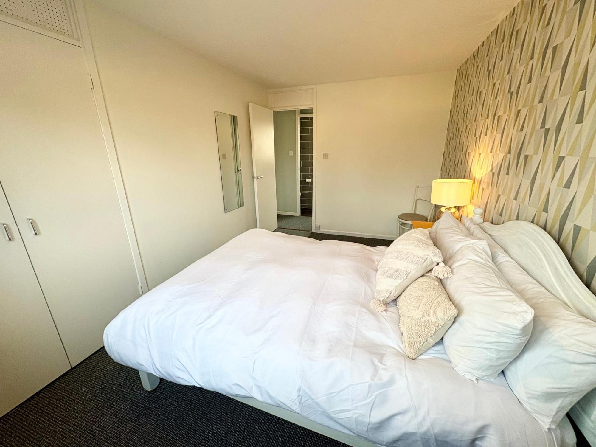 Holiday home Spacious - 2 Double Bed - - Sleeps 6 - Free Parking *