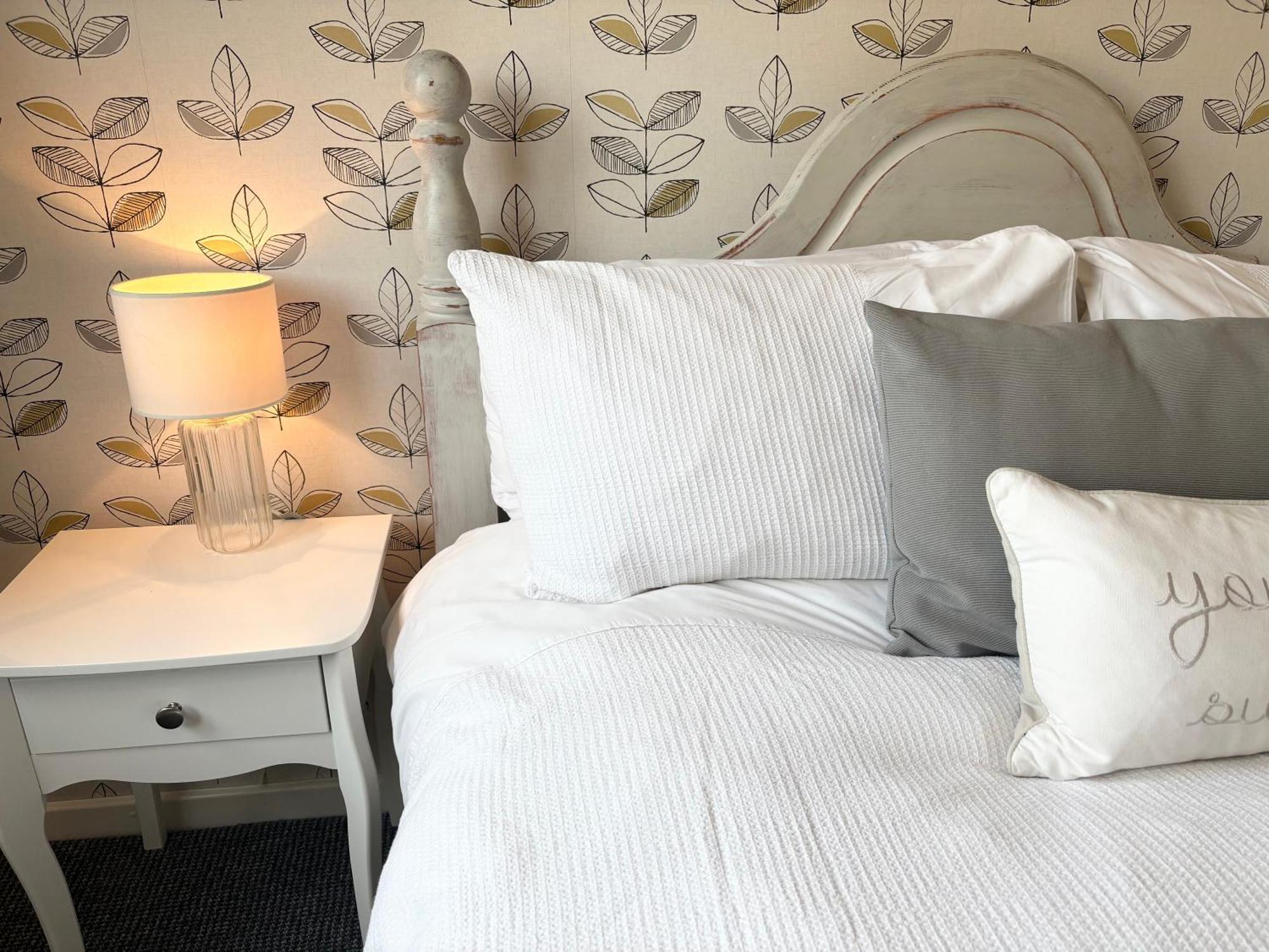 Spacious - 2 Double Bed - - Sleeps 6 - Free Parking * Hereford