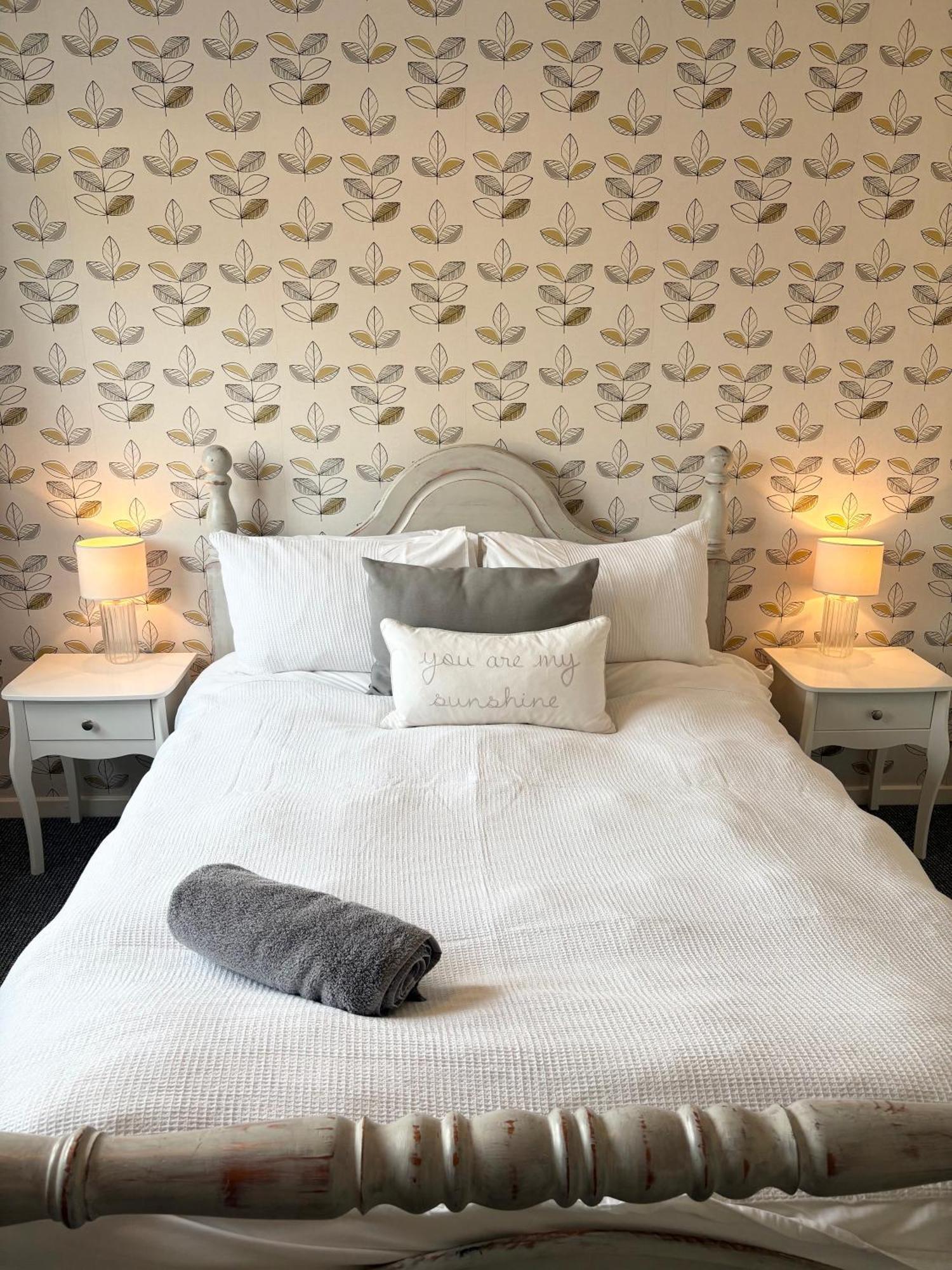 Spacious - 2 Double Bed - - Sleeps 6 - Free Parking Hereford