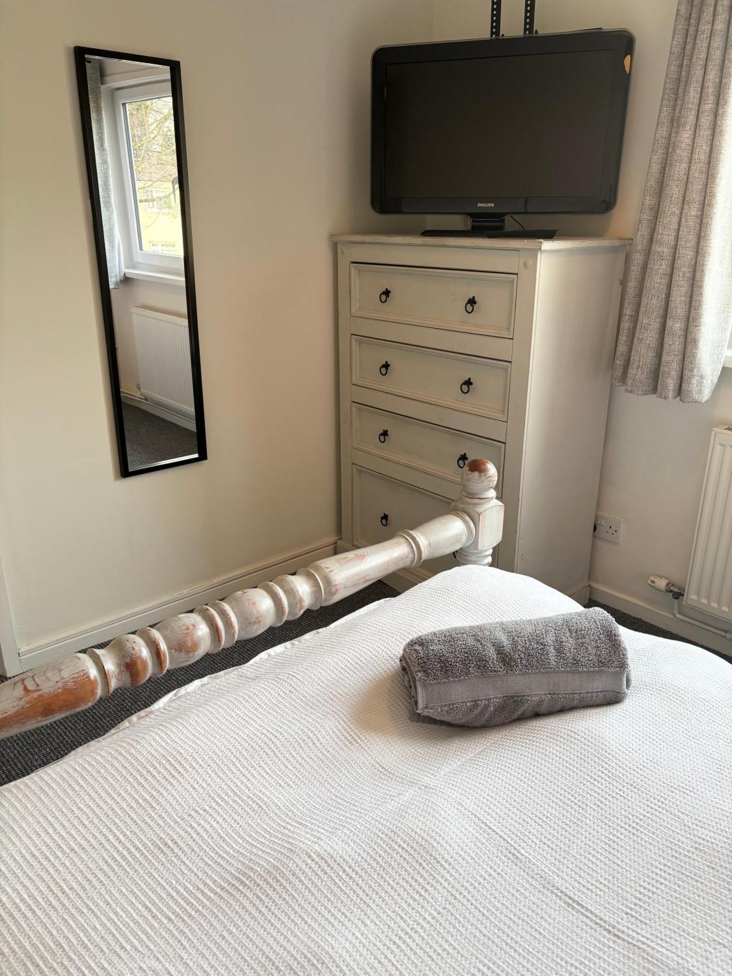 Spacious - 2 Double Bed - - Sleeps 6 - Free Parking