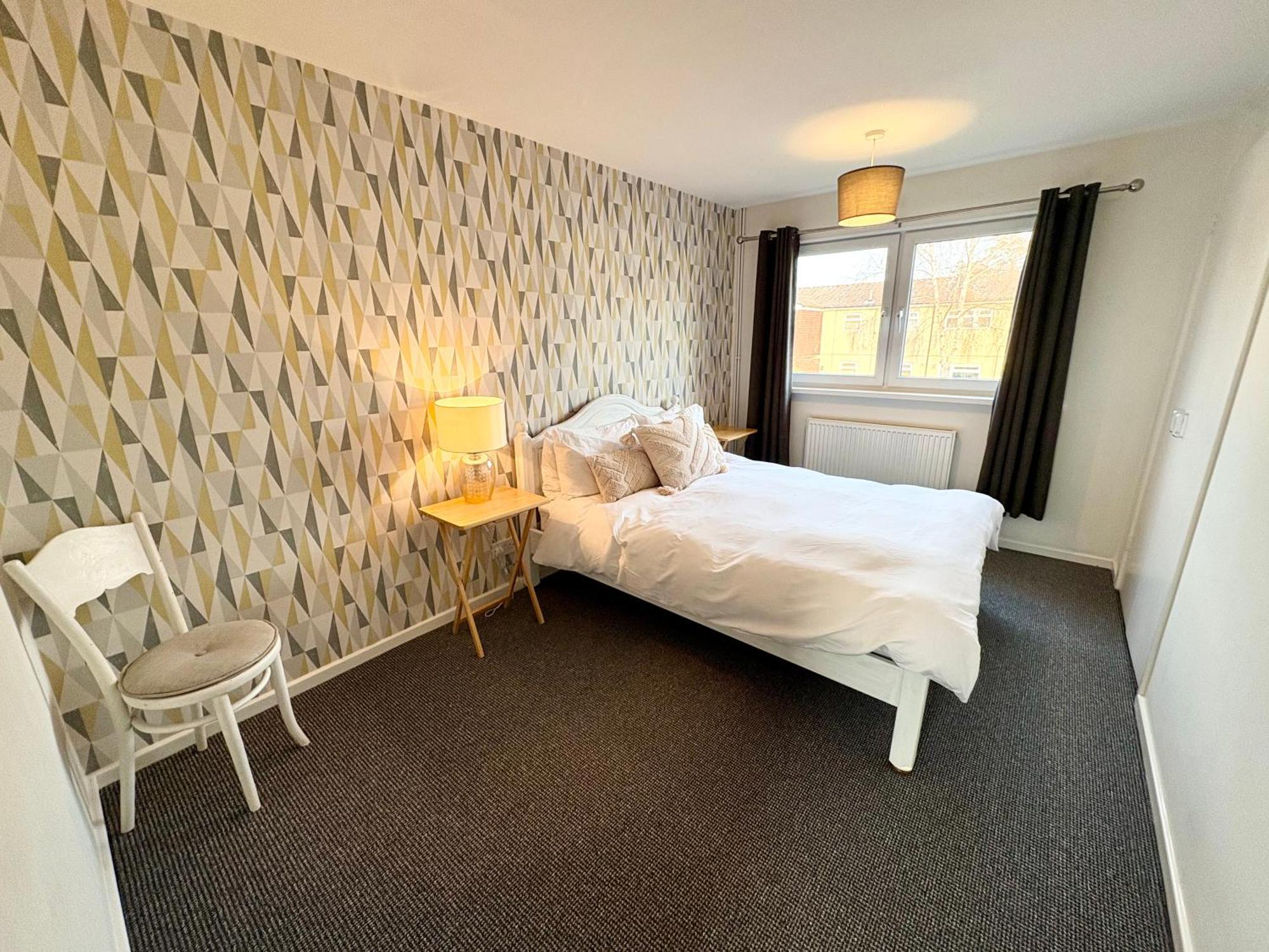 Spacious - 2 Double Bed - - Sleeps 6 - Free Parking Holiday home