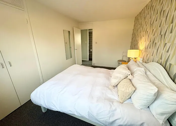 Spacious - 2 Double Bed - City Home - Sleeps 6 - Free Parking