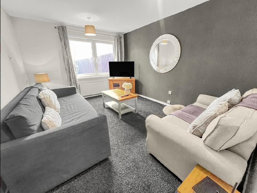 Spacious - 2 Double Bed - - Sleeps 6 - Free Parking