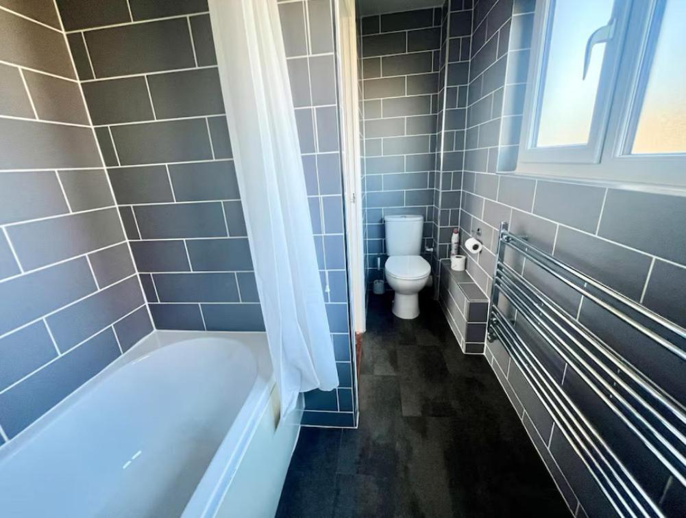 Spacious - 2 Double Bed - - Sleeps 6 - Free Parking