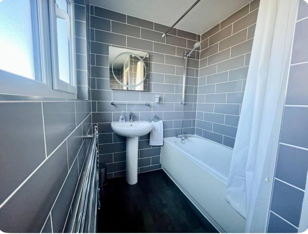 Spacious - 2 Double Bed - - Sleeps 6 - Free Parking * Hereford